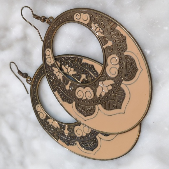 Stamped moroccan design oval hoop earring - Picture 3 of 9